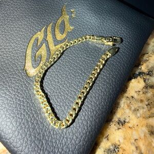 💛✨ GLD Jewelry Cuban Link Bracelet ✨💛
Miami‎ luxury name brand 6” 🌴💅